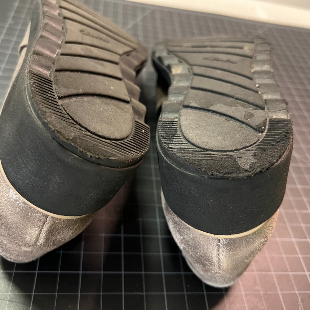 GUC Clark’s loafers metallic brushed gold size 8 - Picture 3 of 7